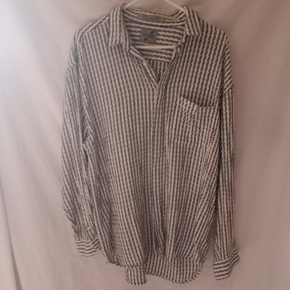 Women's L Signature Generra Collection Vintage Button Down Shirt